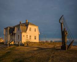 Subsequent owners have also reported a similar sig Subsequent owners have also reported a similar sight. A woman dressed in white who often haunts at night. Though the house is not open to the public,